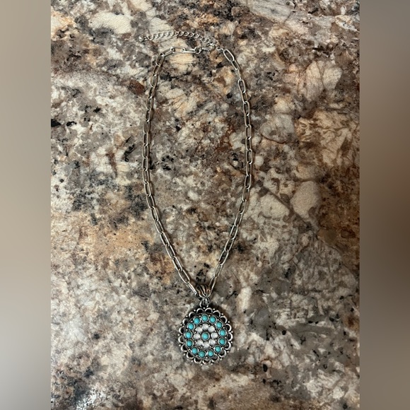 Necklace 💕 - Picture 2 of 2